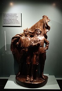 Plastika sokola a franzouzského legionáře